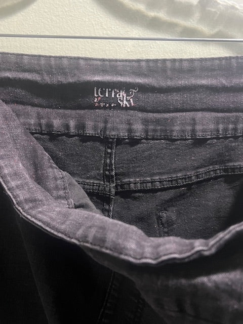 Terra & Sky Black Roll Cuff Denim Shorts – Size 2X
